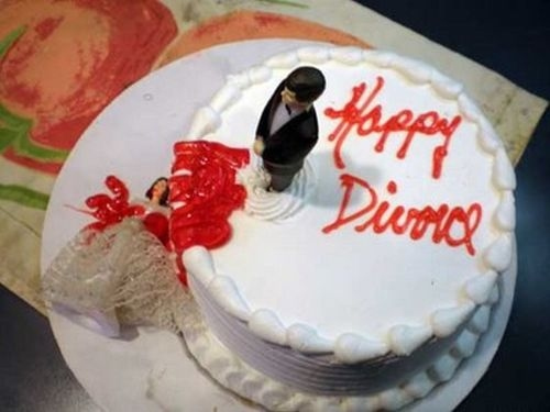White divorce cake with bleeding bride cake topper knocked off cake 