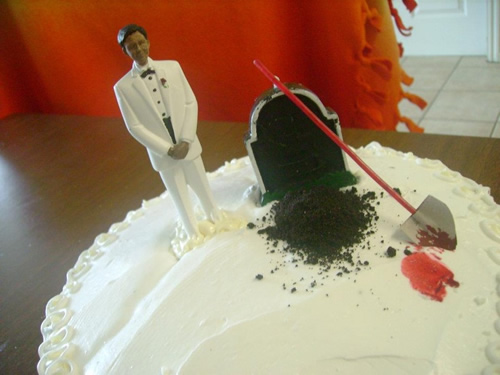 Groom digs bride's grave divorce cake | riotdaily.com