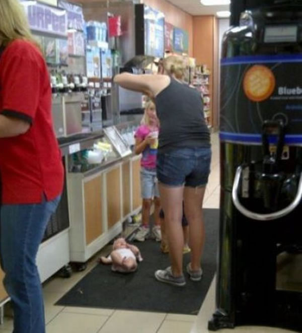 WTF-Mom-Fails3-Baby floor Bad parenting mother of the year fail 