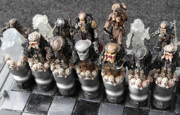 alien-vs-predator-chess-set2