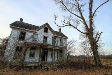 18 Hauntingly Beautiful Abandoned Houses - Riot Daily